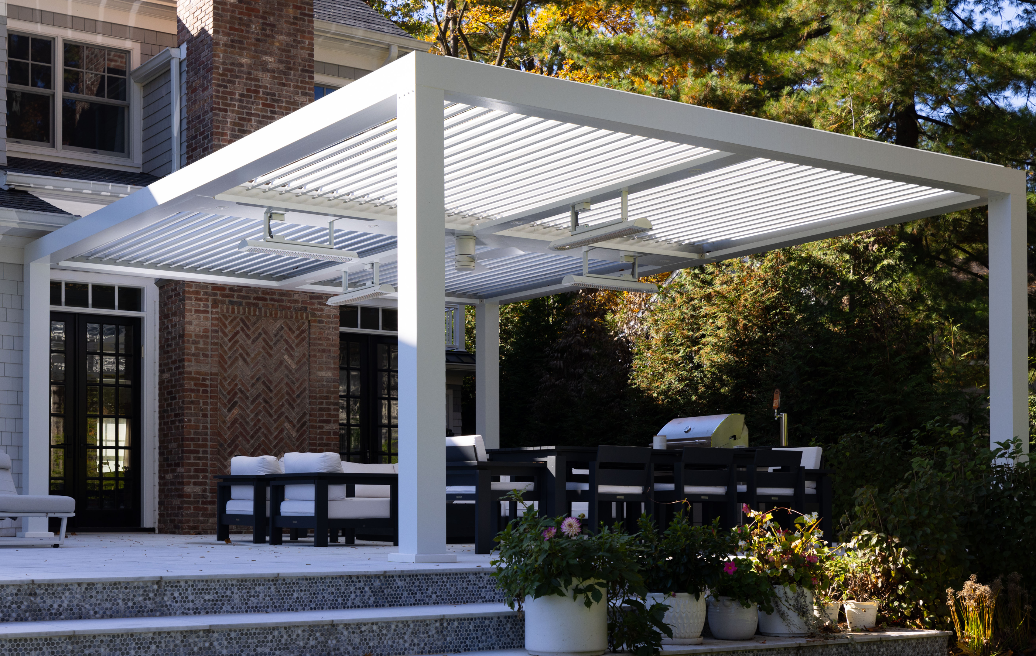 Modern Marvel Pergola by StruXure