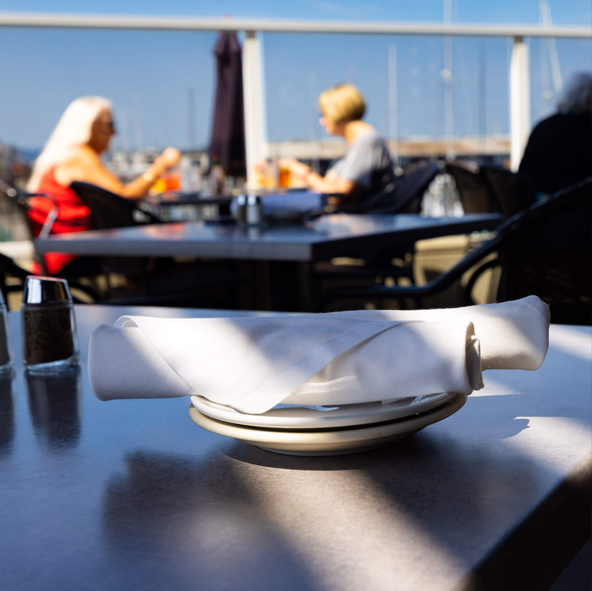 photo of plate with table cloth image