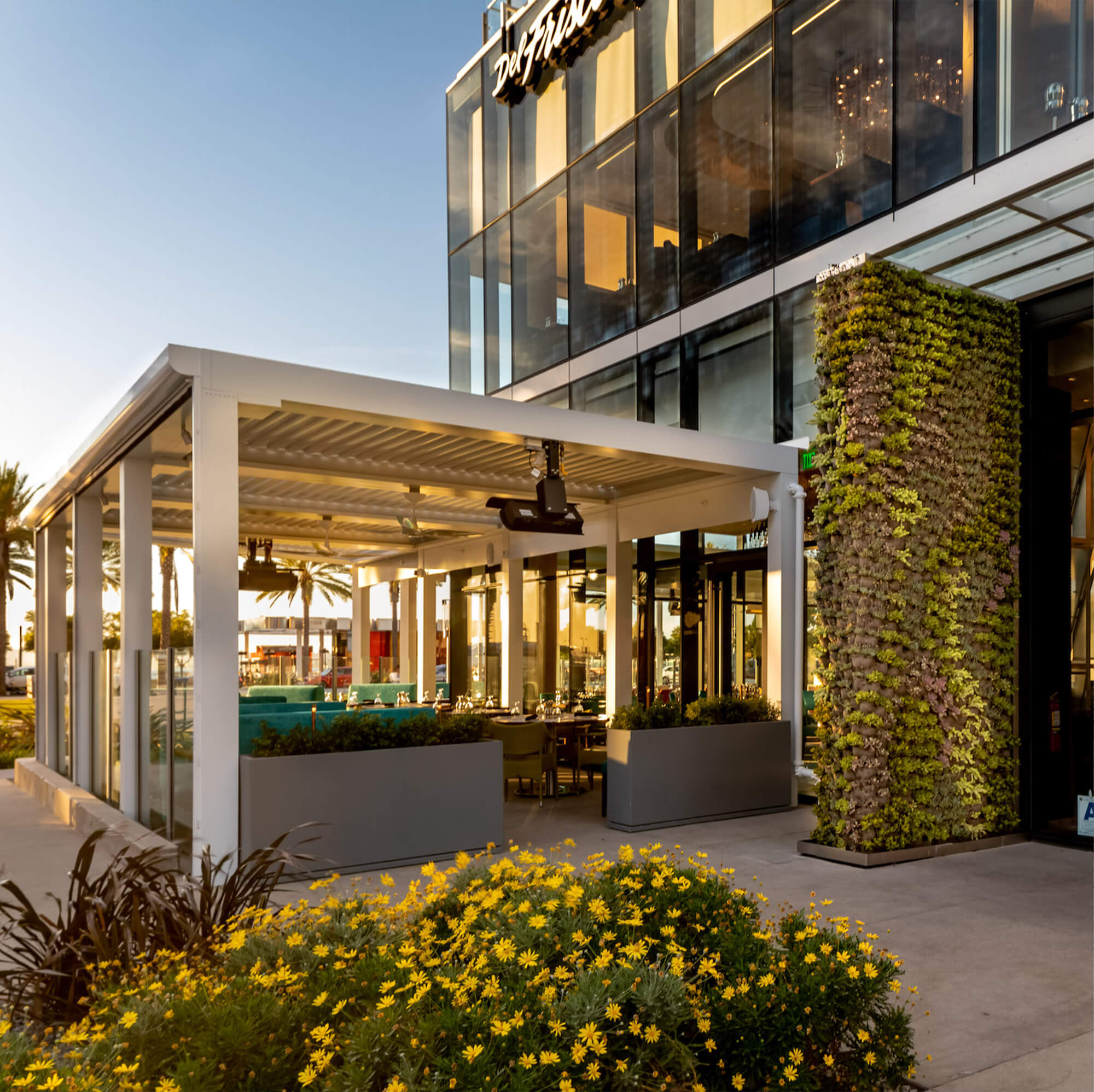 Del Frisco outdoor restaurant entrance view