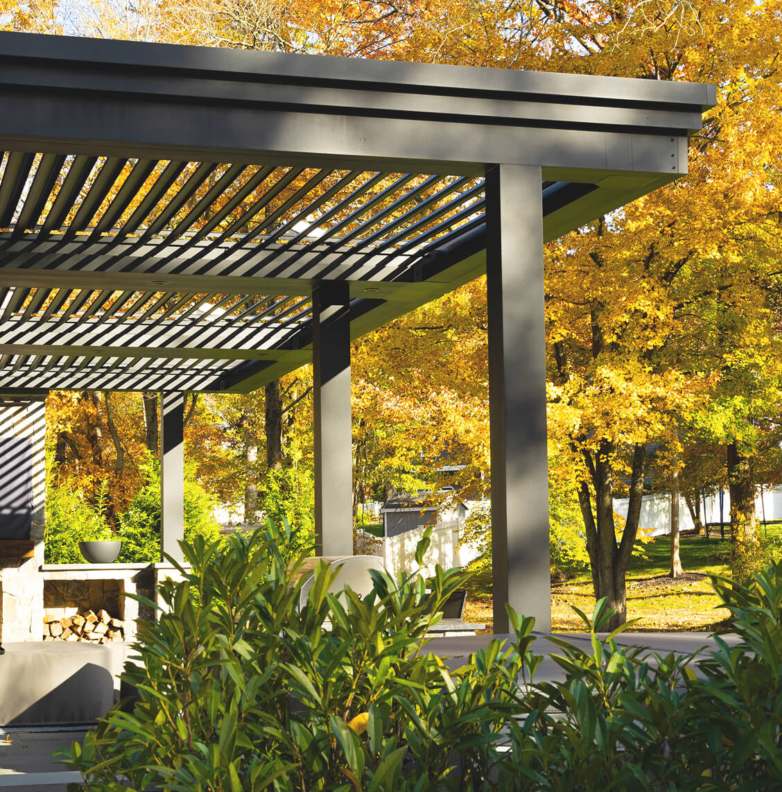 StruXture black Pergola in autumn