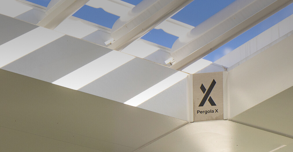Detail of a white Pergola X louvers