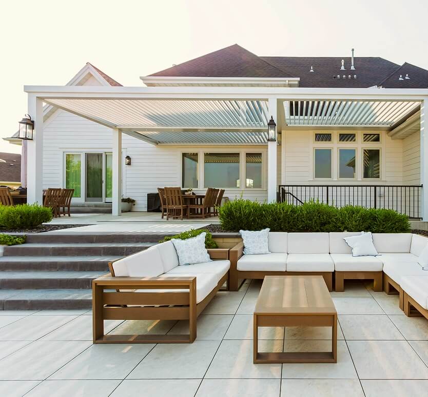 White Pergola Pivot 6 installed in the back yard of a white house