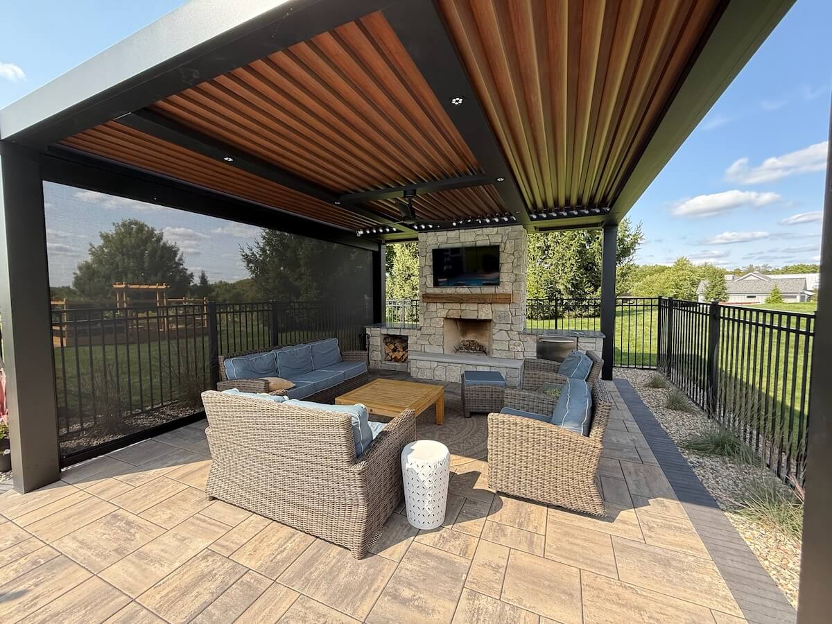 Poolside Pergola X with Pivot 6 MAX louvers