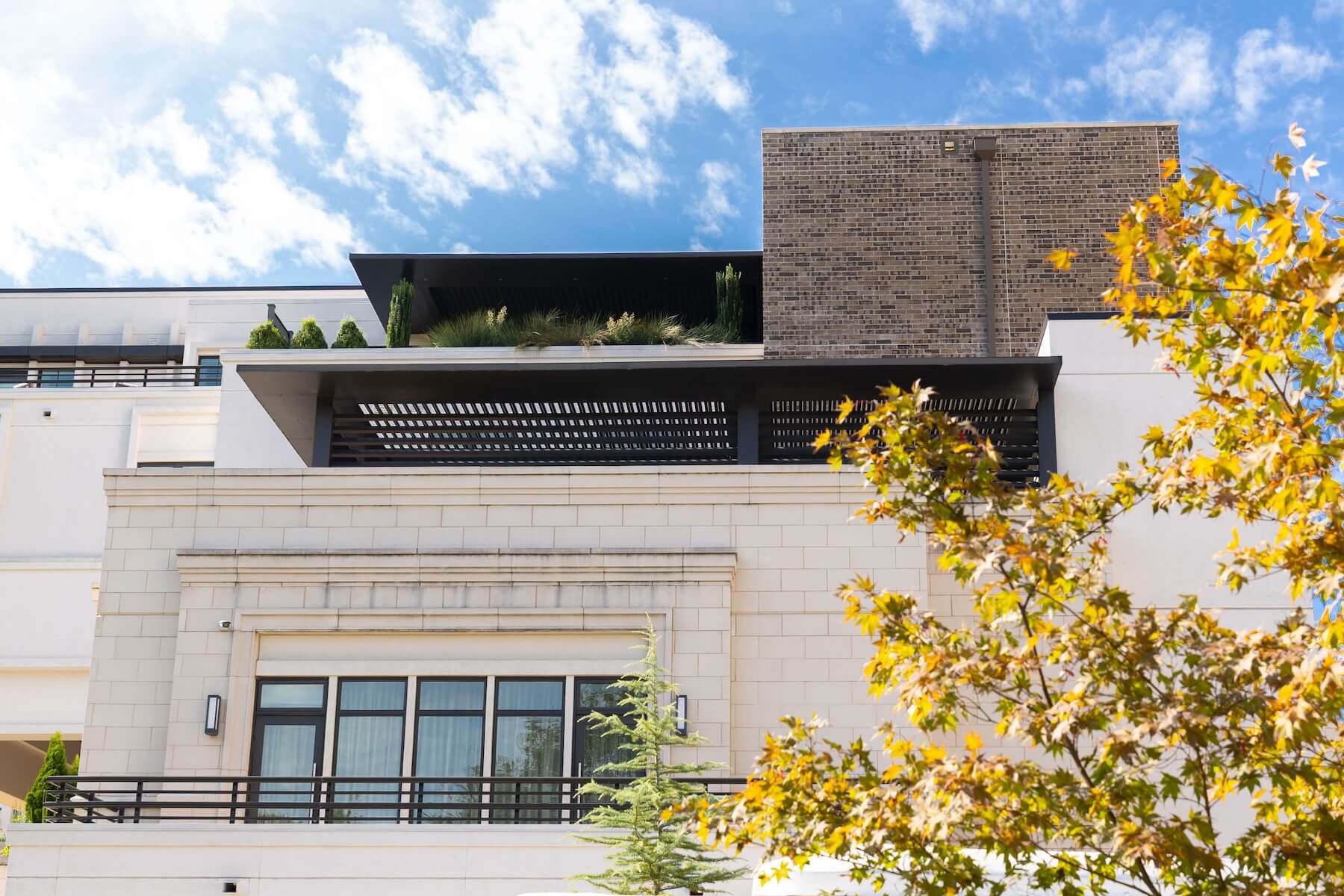 Pergola X outdoor eating area at Lenbrook Community